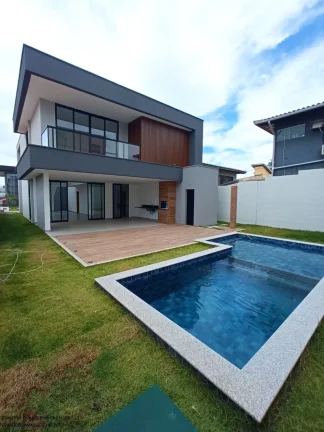 Imagem Luxuosa casa em condomínio à venda em Lauro de Freitas-BA, no bairro Buraquinho, com 4 quartos, 4 suítes, 2 salas, 1 banheiro, 2 vagas de garagem e 350m² de área.