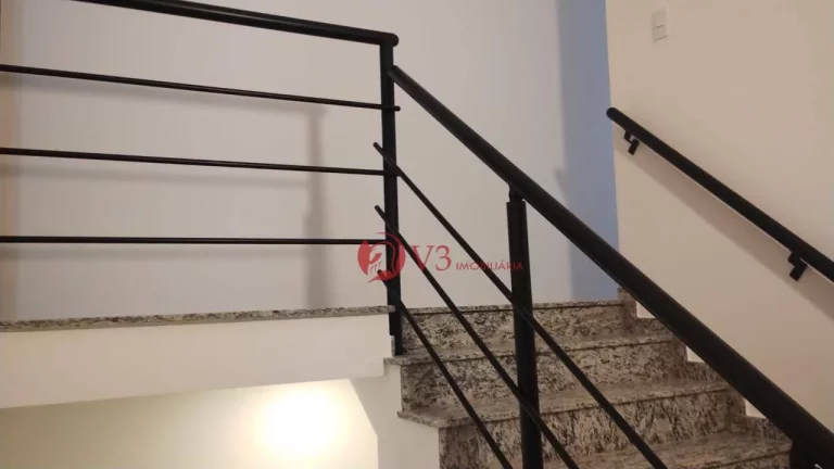 Imagem Sobrado com 3 dormitorios, 2 suites 1 lavabo, 2 vagas para 2 carros, sacadas nos quartos principais, churrasqueira, perto do metro Guilhermina esperaç