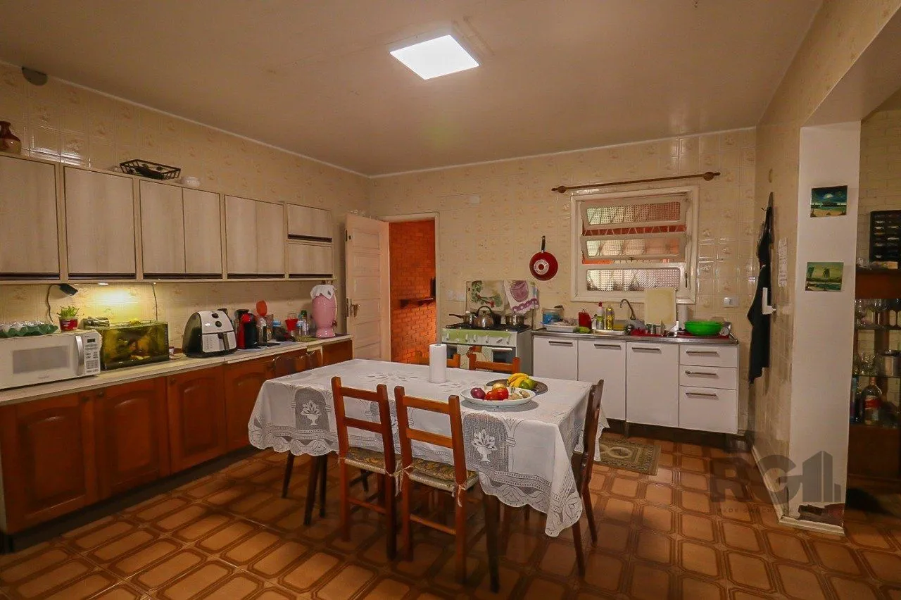 Imagem Casa com 2 quartos, vaga de garagem, churrasqueira, com 200m² privativos no centro de Esteio/RS