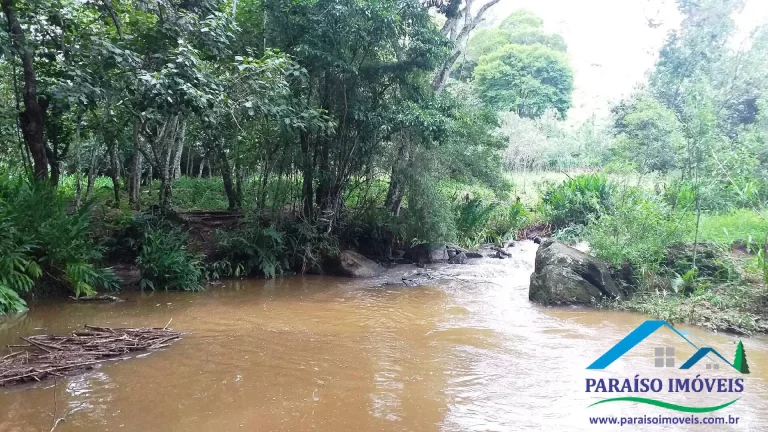 Imagem Paraíso Ecológico: Terreno com Nascente Própria e Vista Panorâmica.