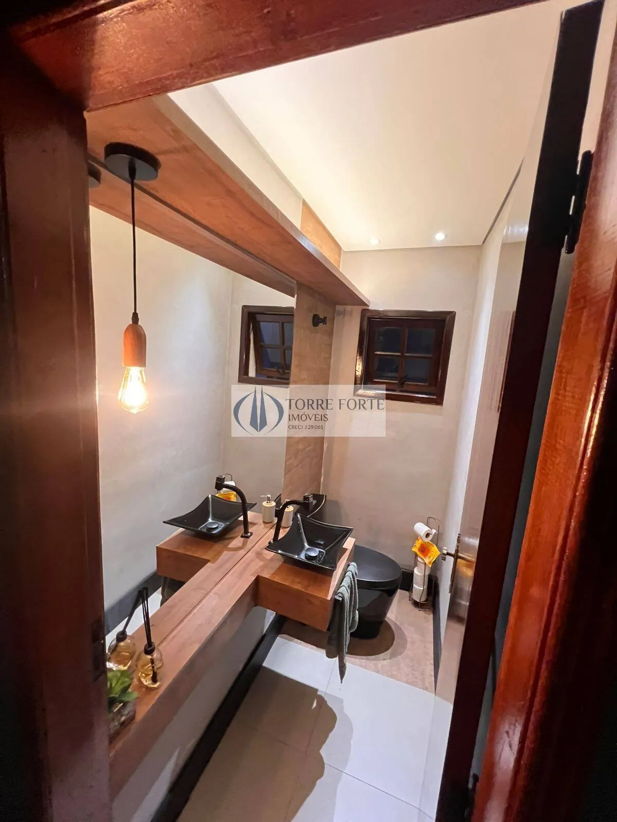 Imagem Linda casa estilo sobrado com 3 dormitórios e 3 vagas na Vila Salete