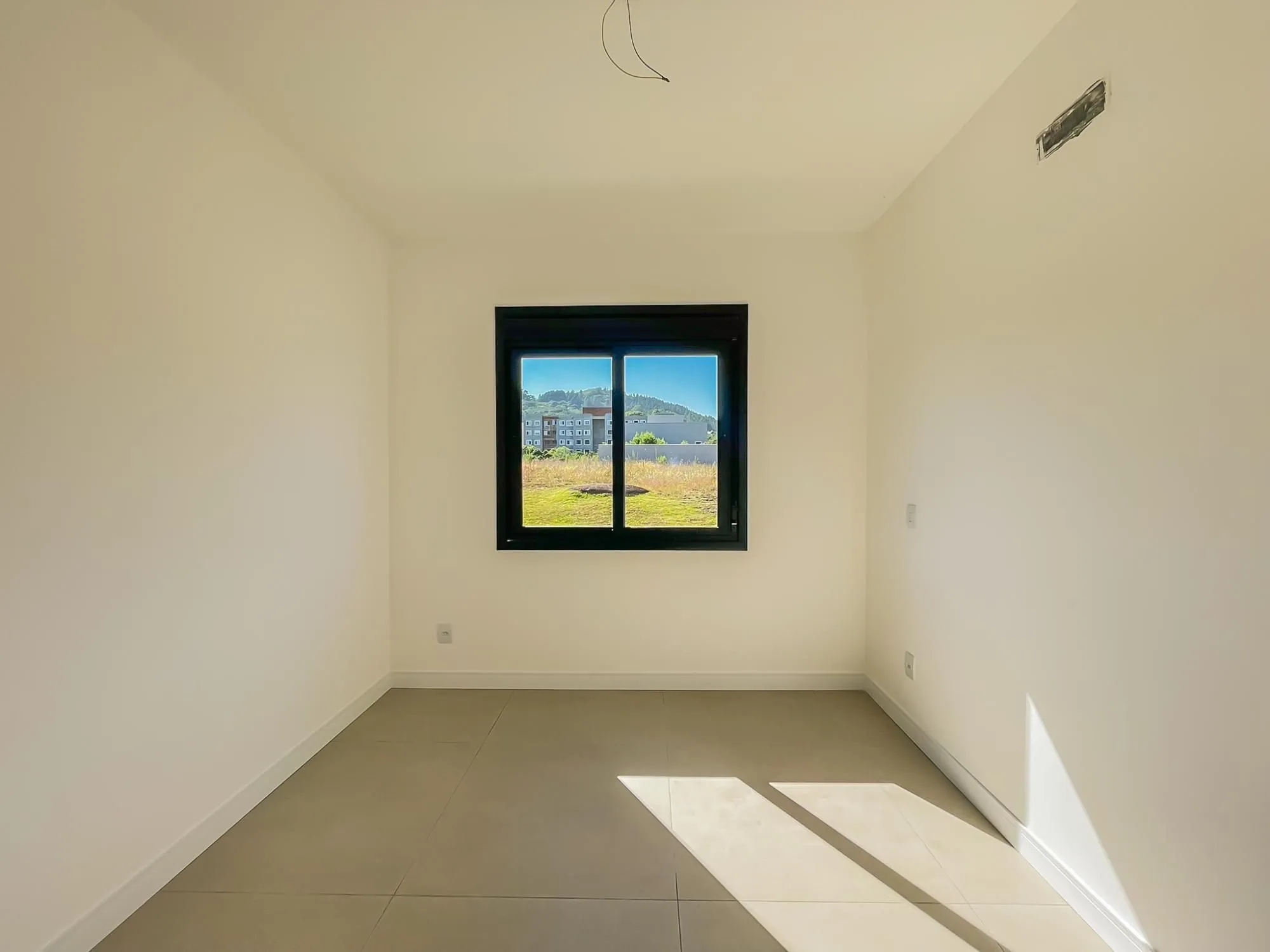 Imagem Casa térrea com 100m² privativo, em condomínio fechado na Estrada Jorge Pereira Nunes