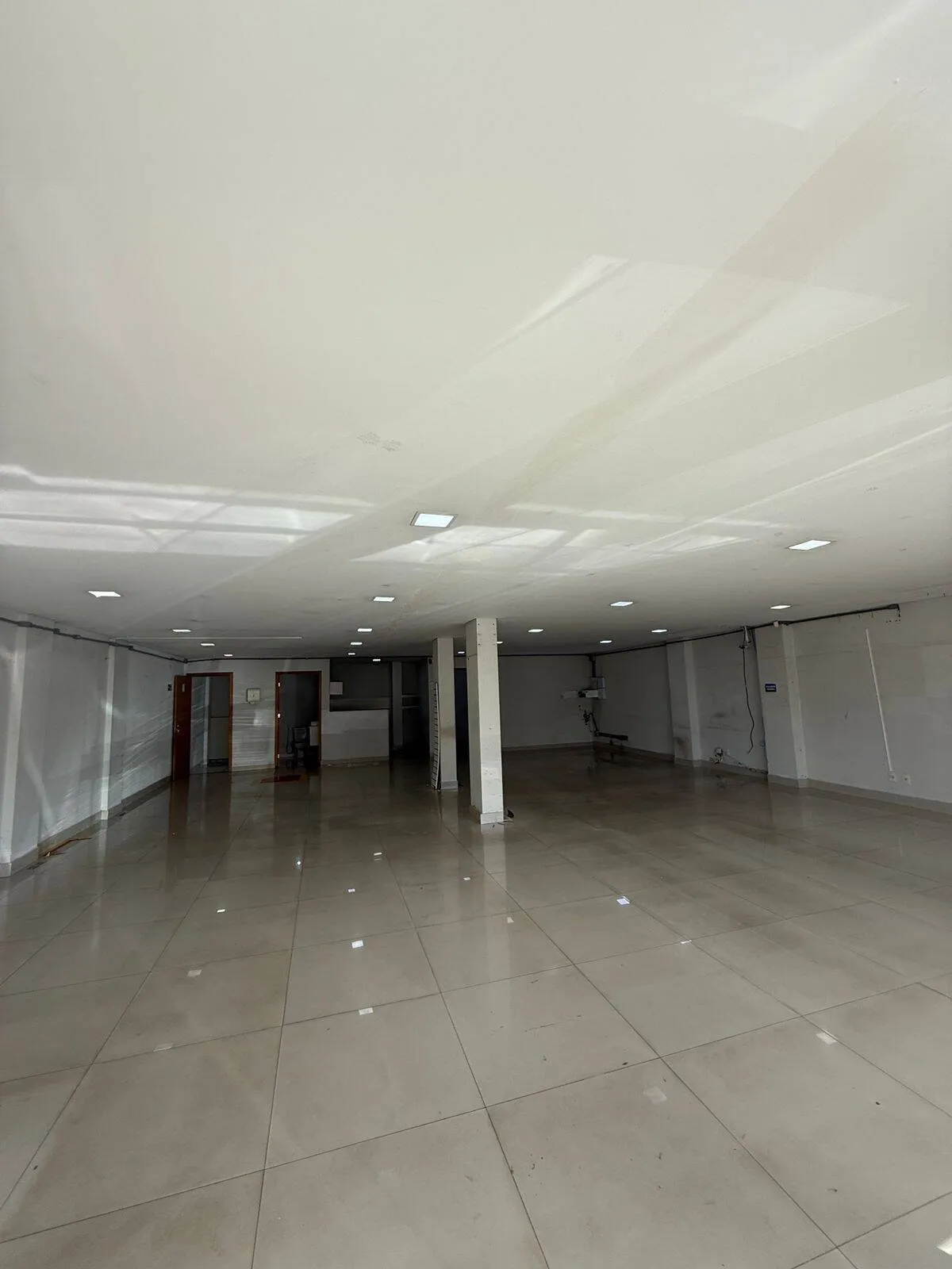 Imagem SALA COMERCIAL À VENDA OU LOCAÇÃO ED. COPA EXECUTIVO CENTER POÇÃO