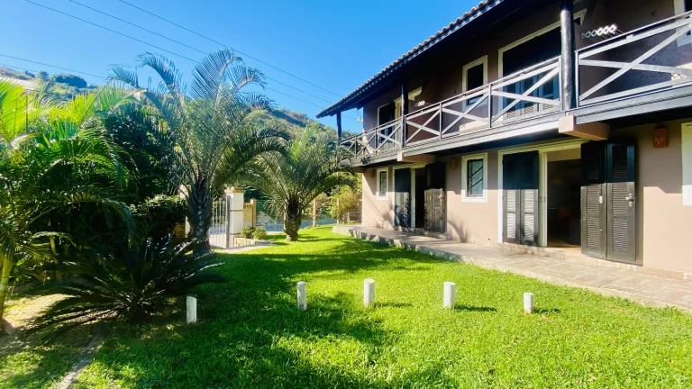 Imagem Pousada Comercial à Venda em Garopaba-SC: 3 Quartos, 4 Banheiros, 5 Vagas, 230m² - Não Perca!