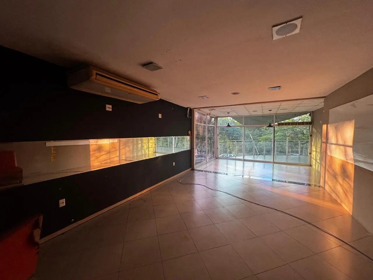 Imagem IMÓVEL COMERCIAL LOCALIZAÇÃO FANTÁSTICA NA PISTA DE CAMINHADA DO CAMPOLIM ESQUINA COM EXCELENTE FLUXO E VISIBILIDADE IMÓVEL ONDE ERA A HAMBURGUERI