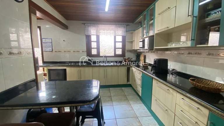 Imagem Casa térrea de madeira, com excelente distribuição. São 3 suítes, sendo 1 suíte máster com hi...