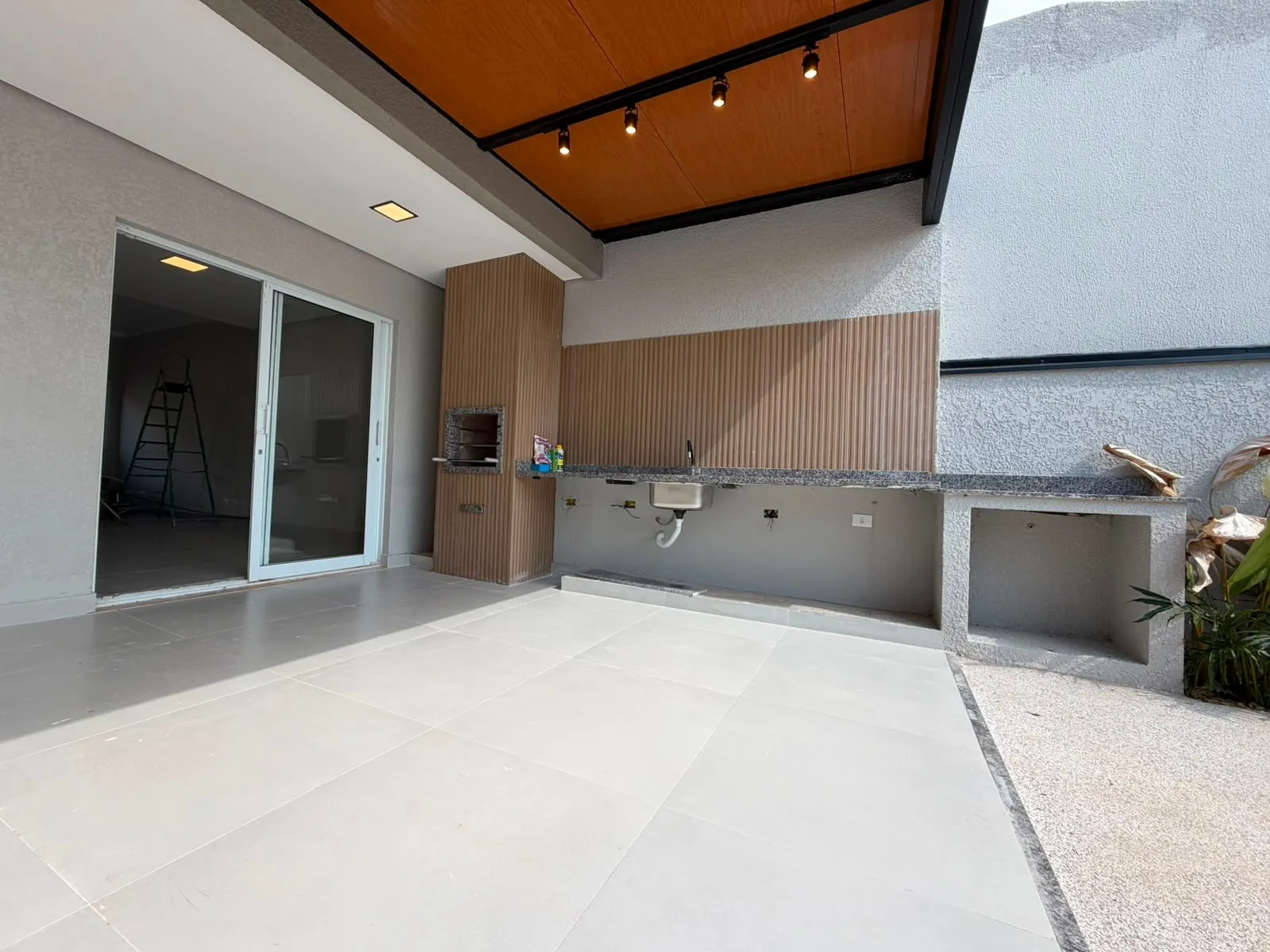 Imagem Casa à Venda, com 3 dormitórios, suíte master com closet, piscina, área gourmet e 147 m², no Golden Park II