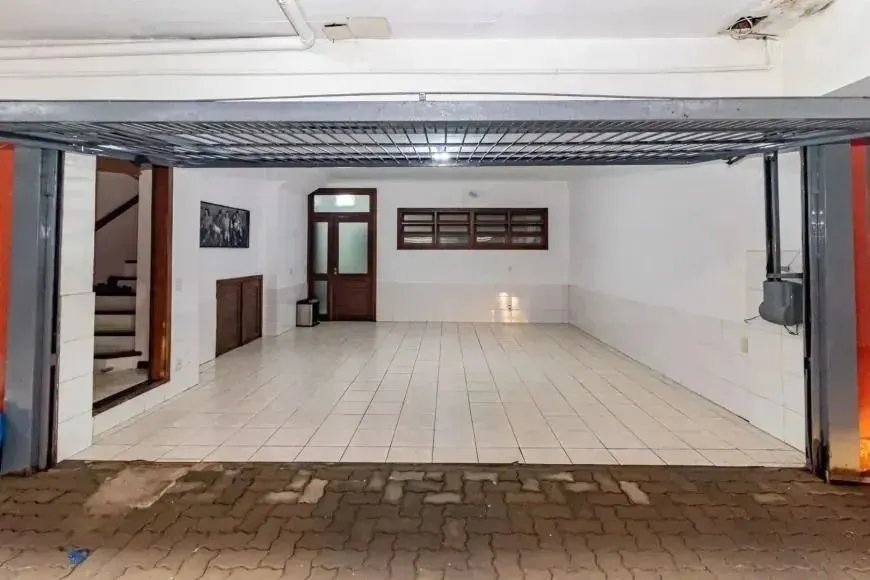 Imagem Casa com 214m², localizado no bairro Vila Jardim em Porto Alegre/RS.