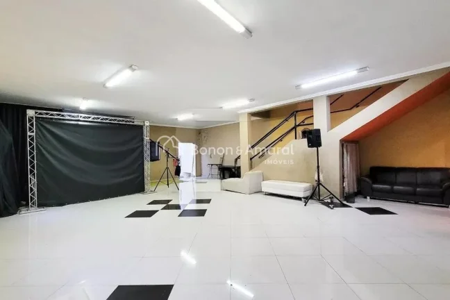 Imagem Localizada no charmoso bairro Jardim Chapadão, esta casa oferece uma excelente oportunidade para qu...