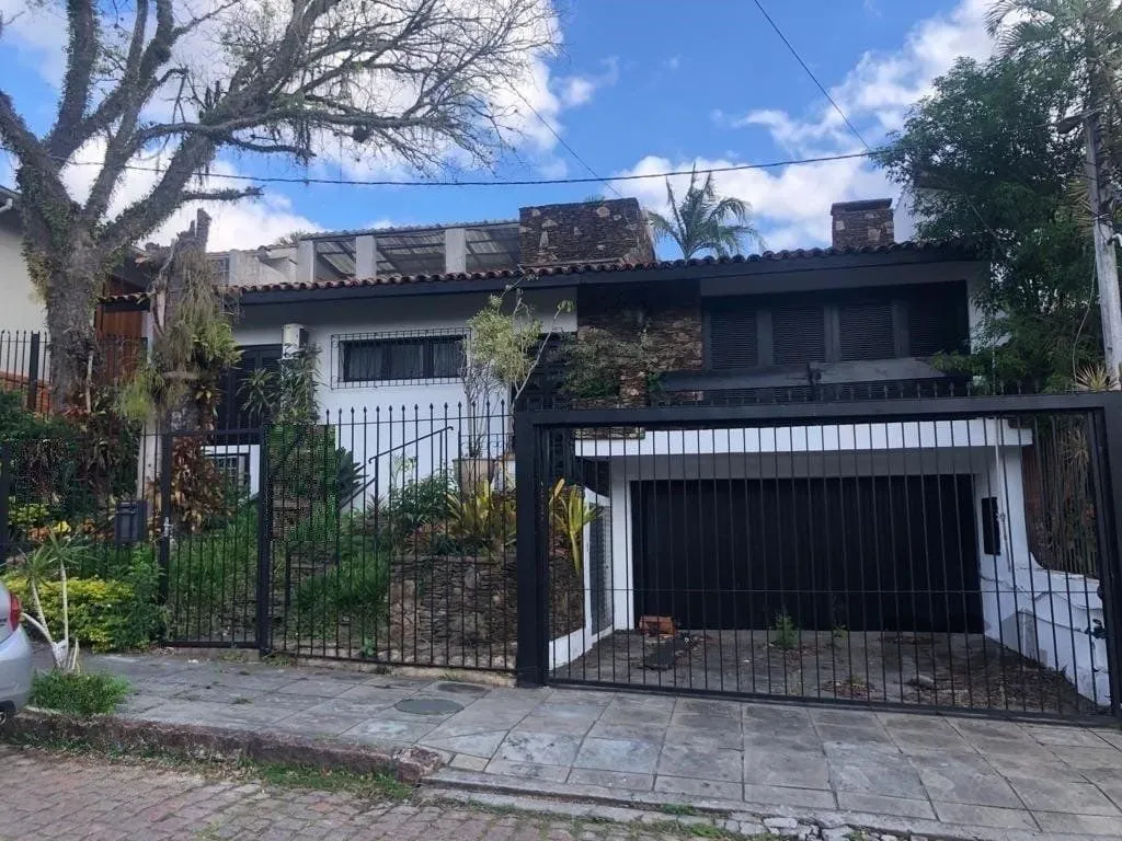 Imagem Excelente casa de 308 m² com 4 suítes e 4 vagas de garagem.