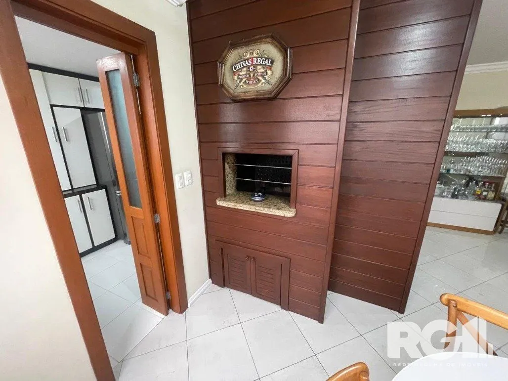 Imagem Apartamento com 3 dormitórios, 1 suíte, lavabo, 2 vagas cobertas, semimobiliado, churrasqueira e lareira.