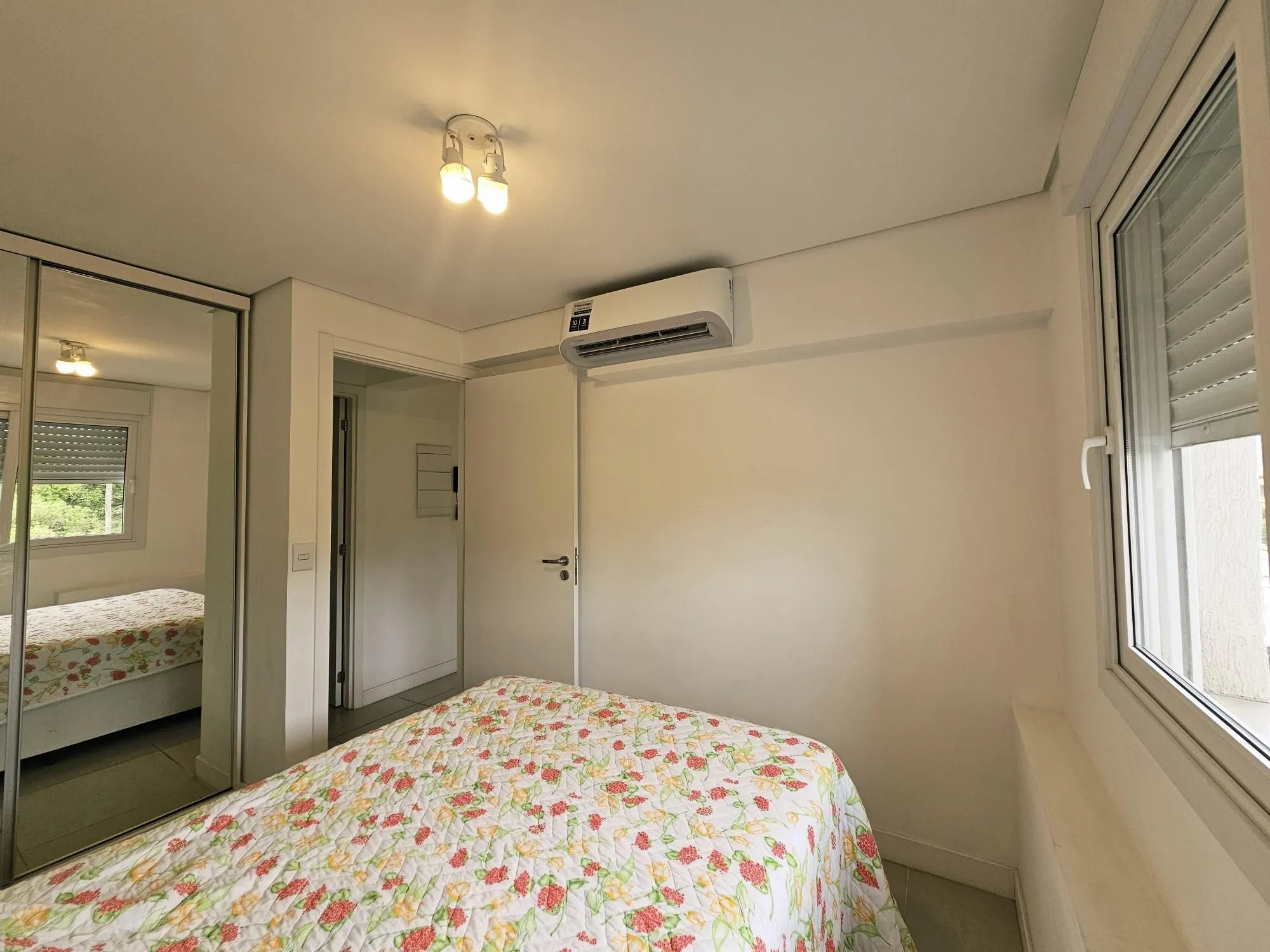Imagem Apartamento mobiliado, 2 dormitórios, com vaga escriturada - Cidade Baixa