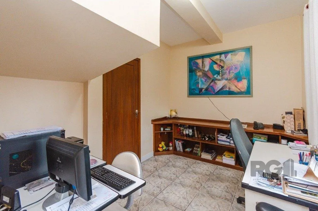 Imagem Casa com 4 dormitórios no bairro Morro Santana