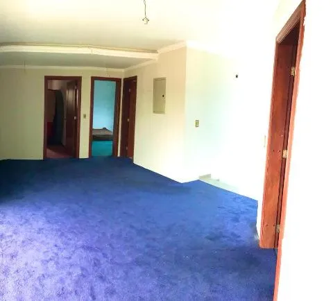 Imagem LOCAÇÃO DE CASA COMERCIAL NO CENTER VILLE, EM ARUJÁ/SP, 740m² com 2 salas, cozinha, piscina, jardim, quintal amplo e 4 vagas p/ autos. CONSULTE-NOS.