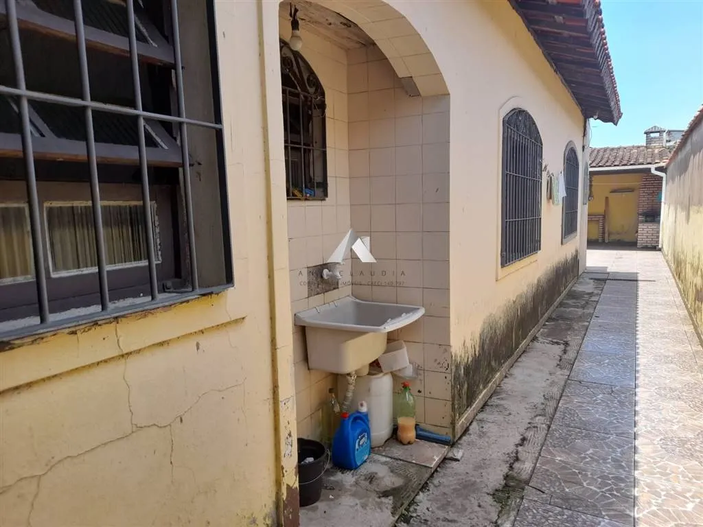 Imagem Casa na praia de Mongaguá bairro de moradores fixos, otima localização.