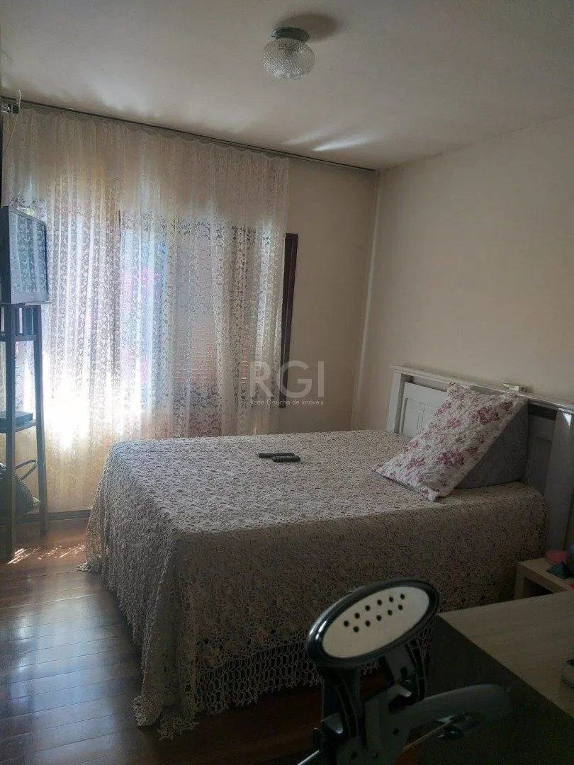 Imagem Casa para Venda - 347m², 5 dormitórios, sendo 2 suites, 2 vagas - Tristeza