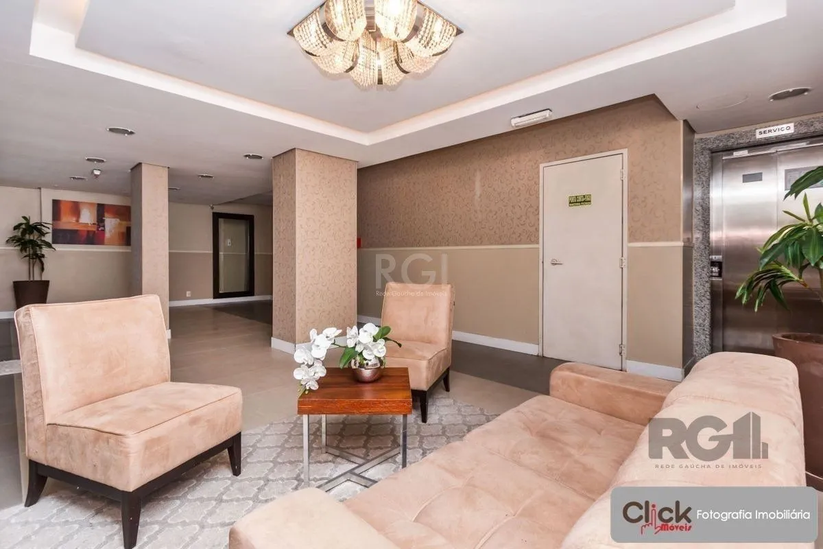 Imagem Vende apartamento desocupado, andar alto, mobiliado, living de dois ambientes, no Passo da Areia - Porto Alegre