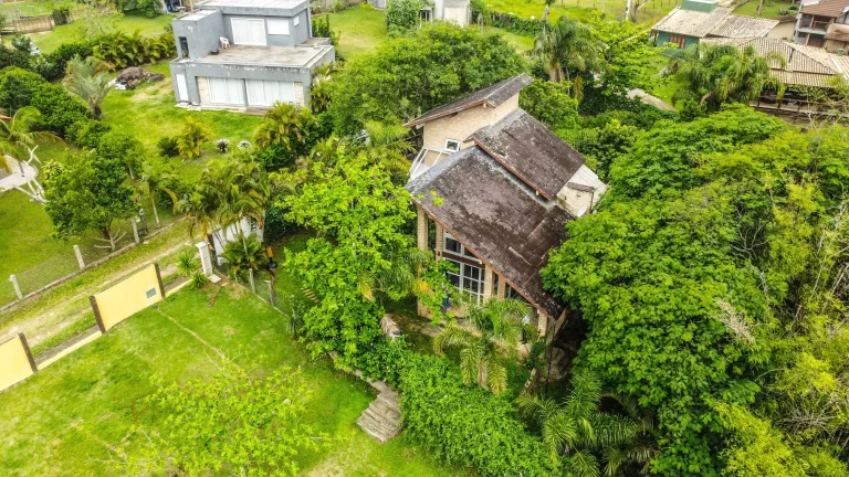 Foto do imóvel Encantadora Casa à Venda na Praia do Rosa, Imbituba - SC