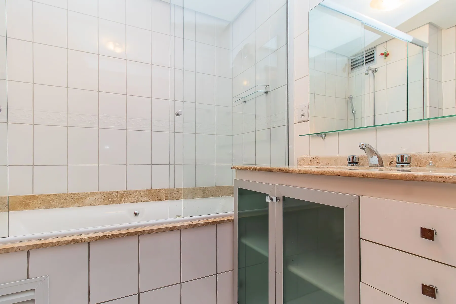 Imagem Apartamento semi mobiliado, impecável, com 126m² privativo.