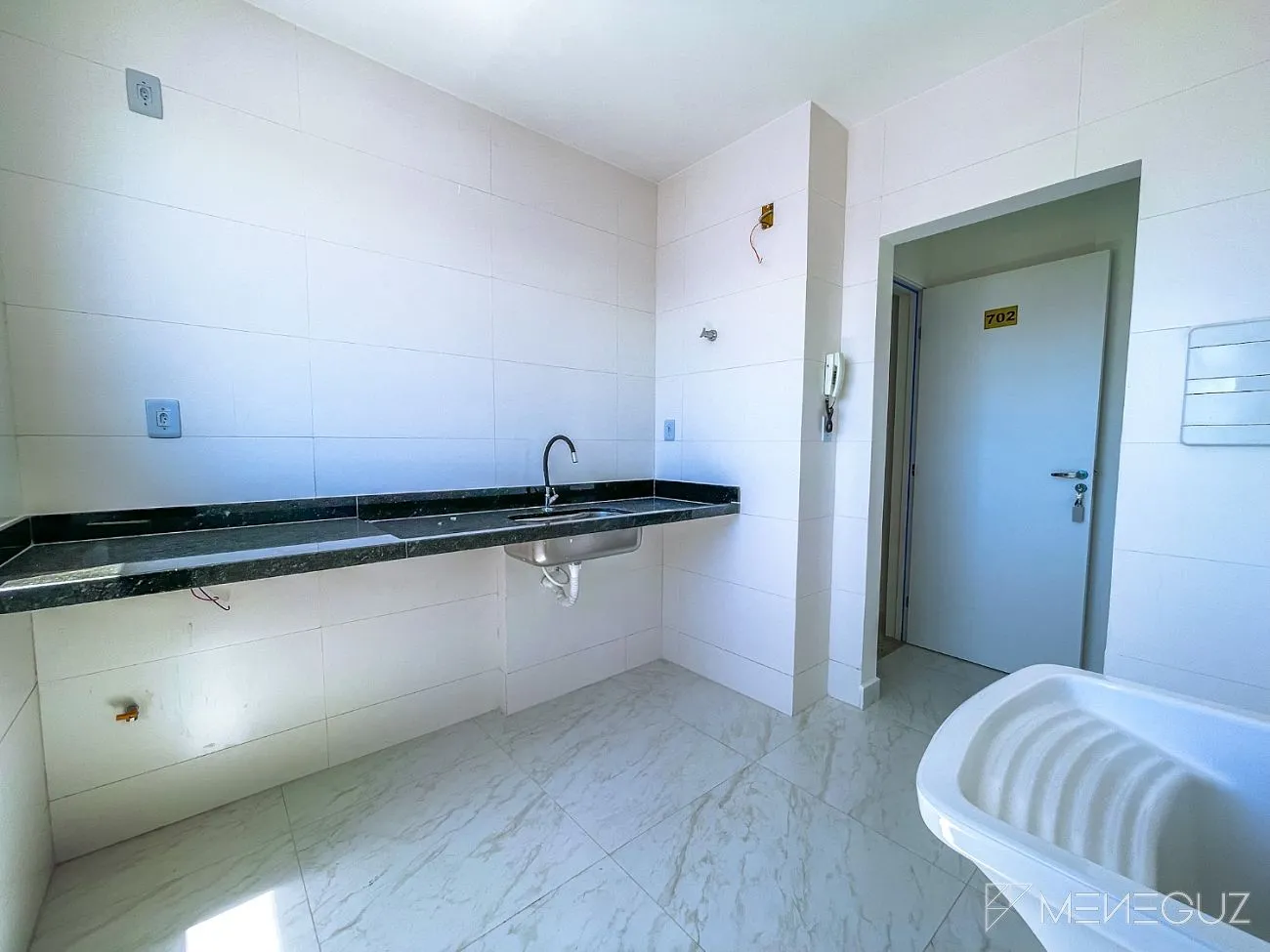 Imagem Apartamento com dois quartos, sendo duas suítes a venda na Praia do Morro, em Guarapari, a duas quadras do mar