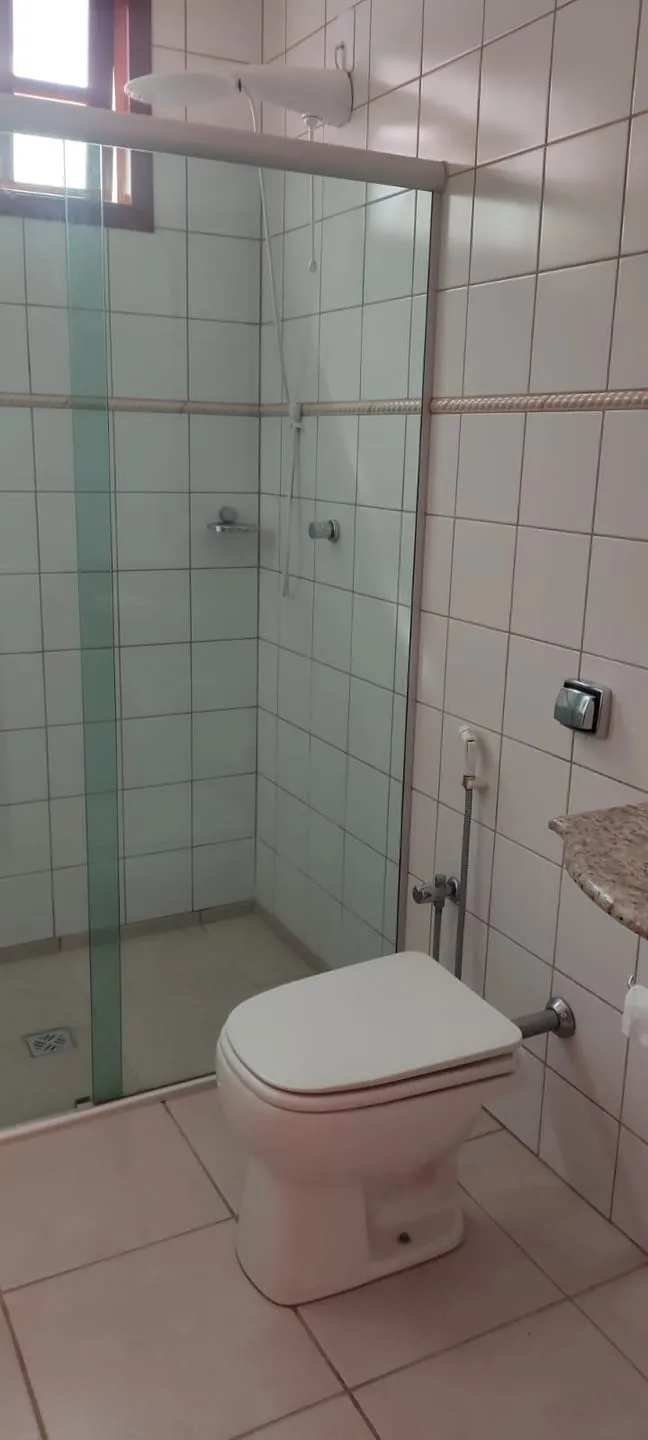 Imagem Casa Estilo Clássico com 3 Quartos, Piscina, Área Gourmet, 4 Vagas e Excelente Localização Próxima ao Centro