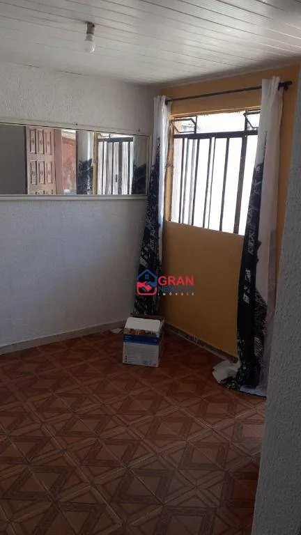 Imagem Casa com 2 Quartos, 3 Banheiros, Barracão e Casa nos Fundos com Entrada Independente