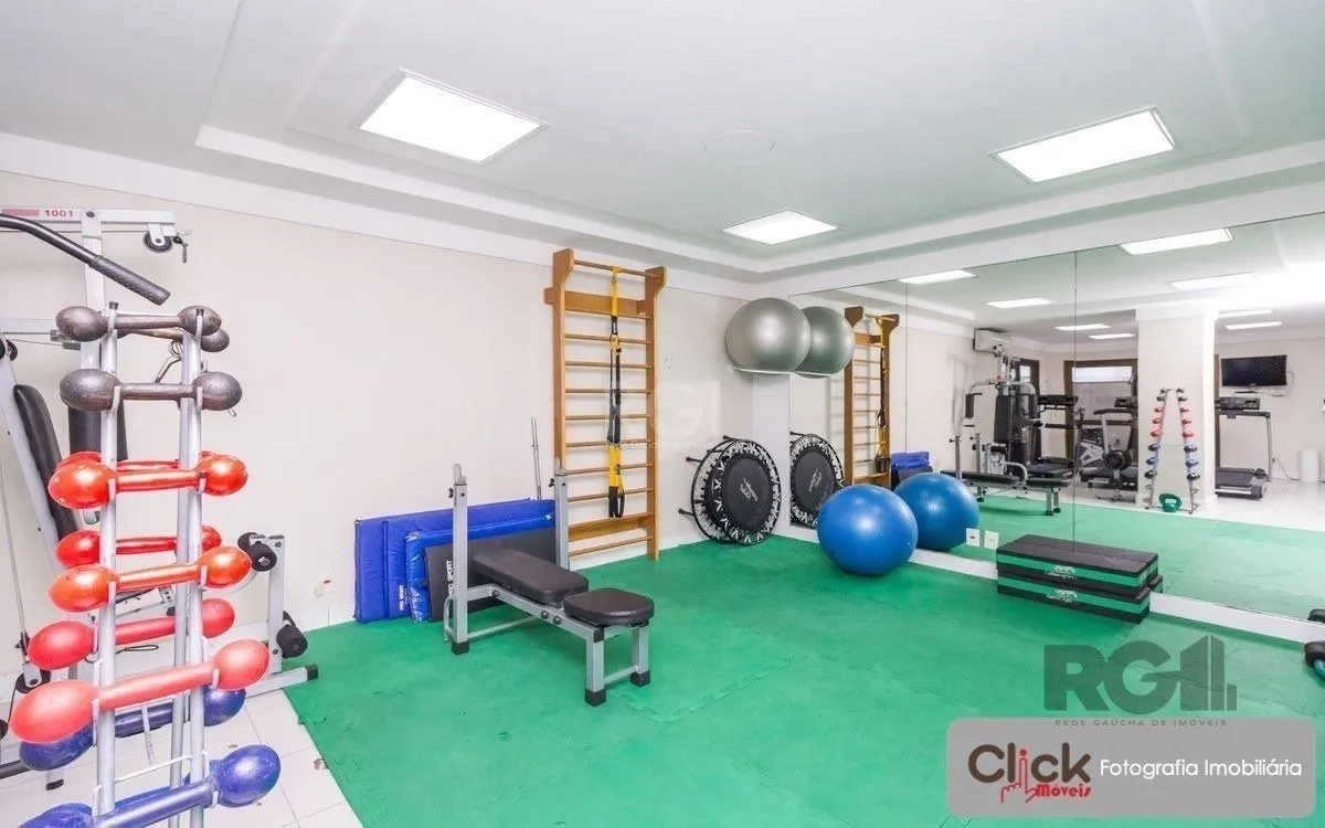 Imagem Vende apartamento desocupado, andar alto, mobiliado, living de dois ambientes, no Passo da Areia - Porto Alegre
