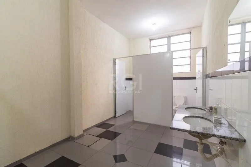 Imagem MÁFFER IMÓVEIS ALUGA SALA COMERCIAL - RUA URUGUAI, 277 | CENTRO - POA Área privativa: 333,61 m²
