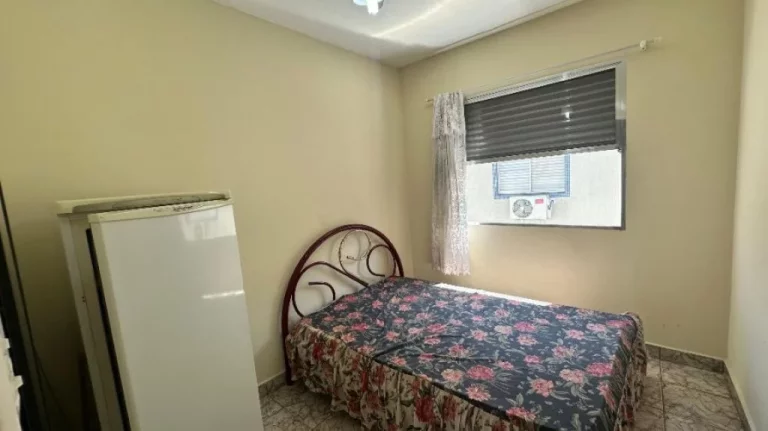 Imagem "Apartamento mobiliado com uma sala ampla, ideal para quem busca conforto e praticidade. Excelente localização e uma linda decoração. Agende sua visita!"