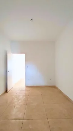 Imagem Conheça nossa casa geminada com 2 dormitórios, sendo 1 suíte, sala,cozinha e área de serviço. Perfeita para quem busca conforto e praticidade. Á venda Imobiliaria Consulte Imoveis.