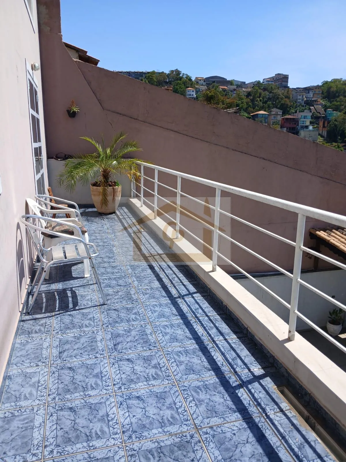 Imagem Encantadora! São 4 quartos (1 suíte), 4 vagas cobertas