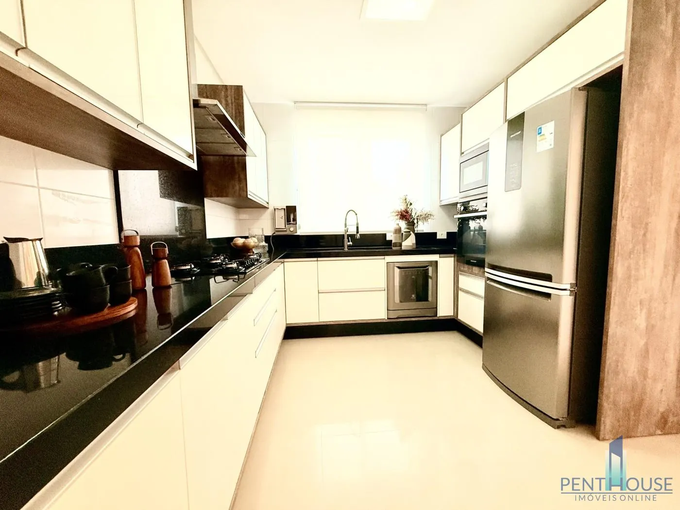 Imagem Apartamento Quadra Mar para Venda em Balneário Camboriú, CENTRO, 3 dormitórios, 3 suítes, 4 banheiros, 4 vagas