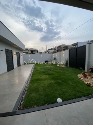 Imagem Maravilhosa Casa de esquina em terreno de aclive, em rua sem saída, com design exclusivo no residen...