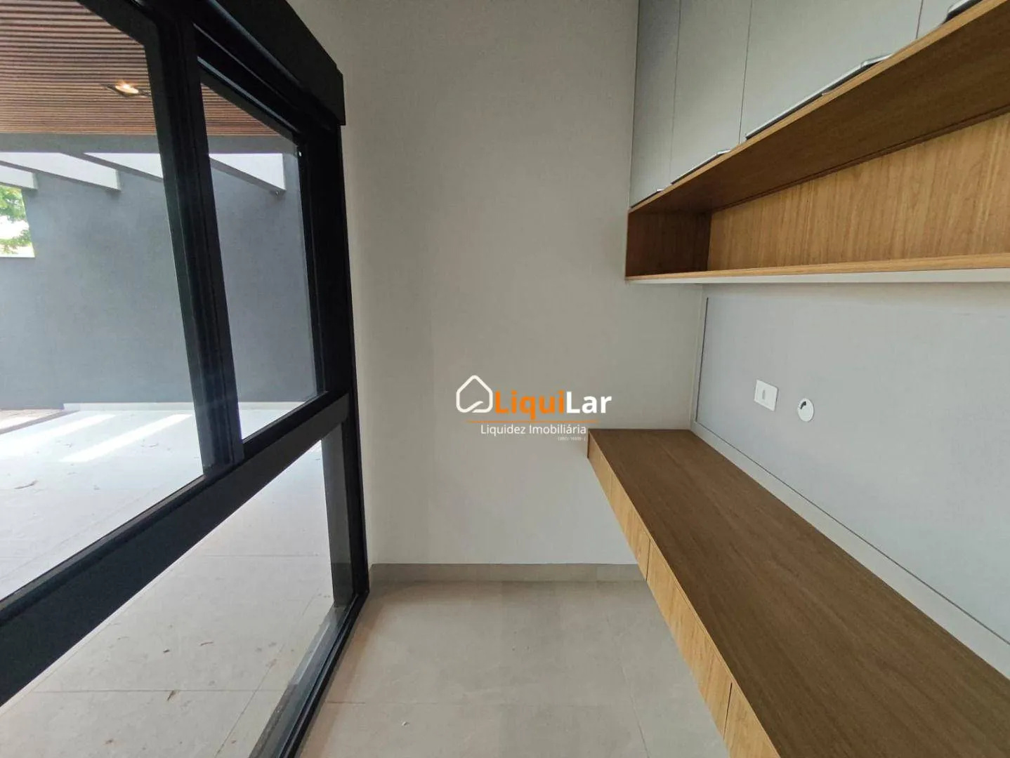 Imagem Sobrado de Alto Padrão no Alphaville II com 4 Suítes, Piscina e Suíte Master com Closet