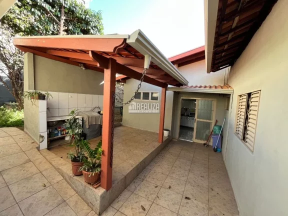 Imagem Casa à venda no bairro Lourdes - Uberaba: 3 dormitórios, suíte, quintal e mais!