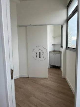 Imagem Sala comercial com 57m² muito bem distribuídos, piso vinílico de alto padrão com rodapé em toda...