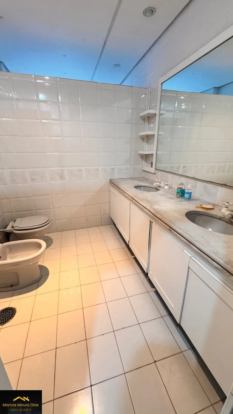 Imagem Apartamento Amplo na Avenida Angélica, 4 dormitórios (2 SUÍTES), possui Hidro e closet. Edifício com 2 Vagas de Garagem