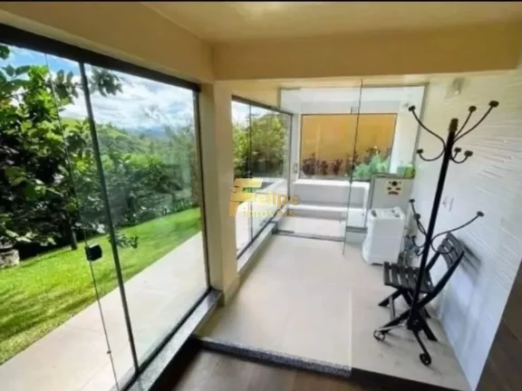 Imagem PEDRA AZUL. CONDOMÍNIO PARTICULAR. CASA DE CAMPO LINEAR, MOBILIADA COM PORTEIRA FECHADA.