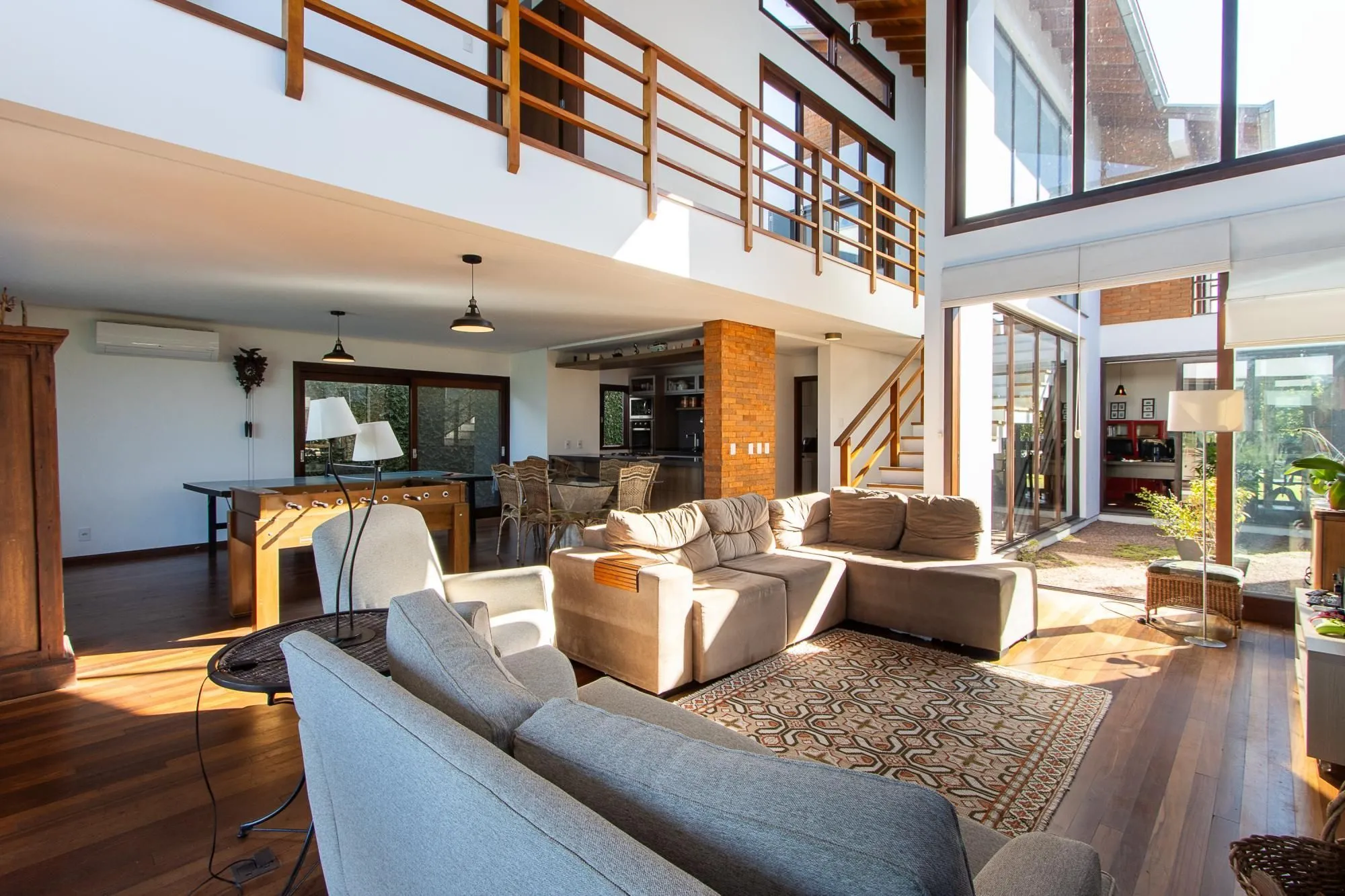 Imagem Casa no Condominio Terra Ville. 3 suites, com fundo para o lago.