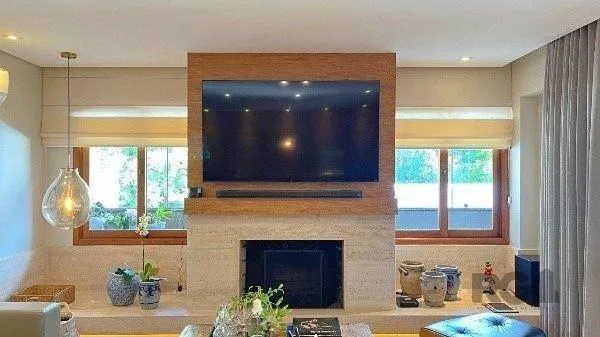 Imagem Apartamento de 200m², 4 quartos, 1 suíte e 4 vagas - Moinhos de Vento