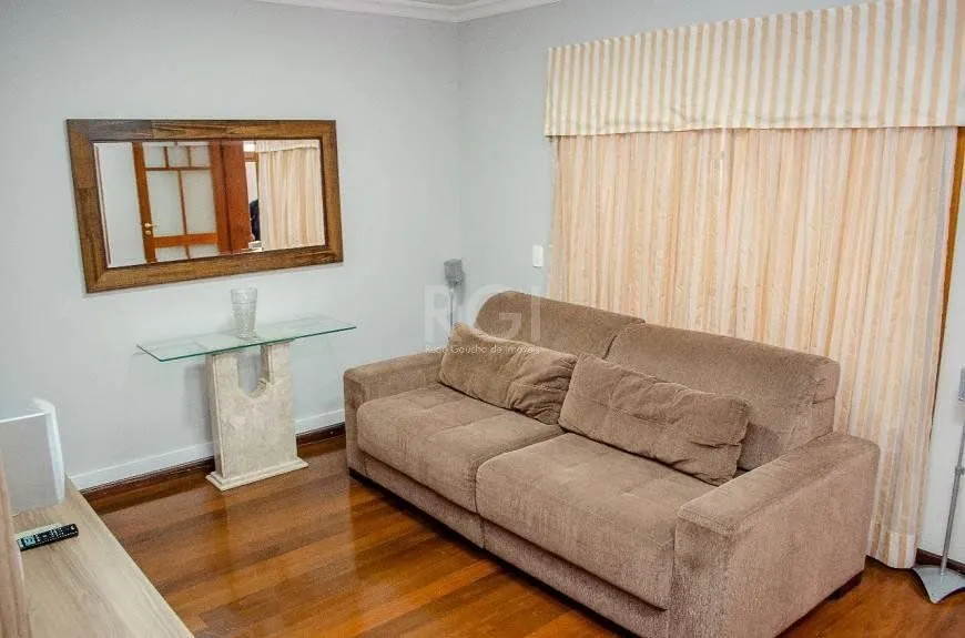 Imagem Casa com 5 dormitórios, 550 m² no Bairro Vila Jardim - Porto Alegre/RS
