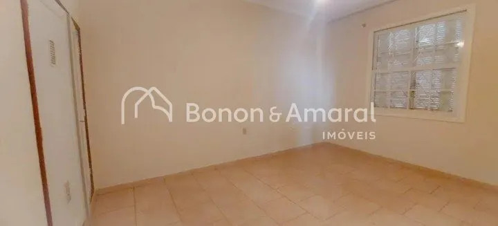 Imagem Casa com 3 Quartos sendo 1 suíte e 3 banheiros à Venda, 211 m²
