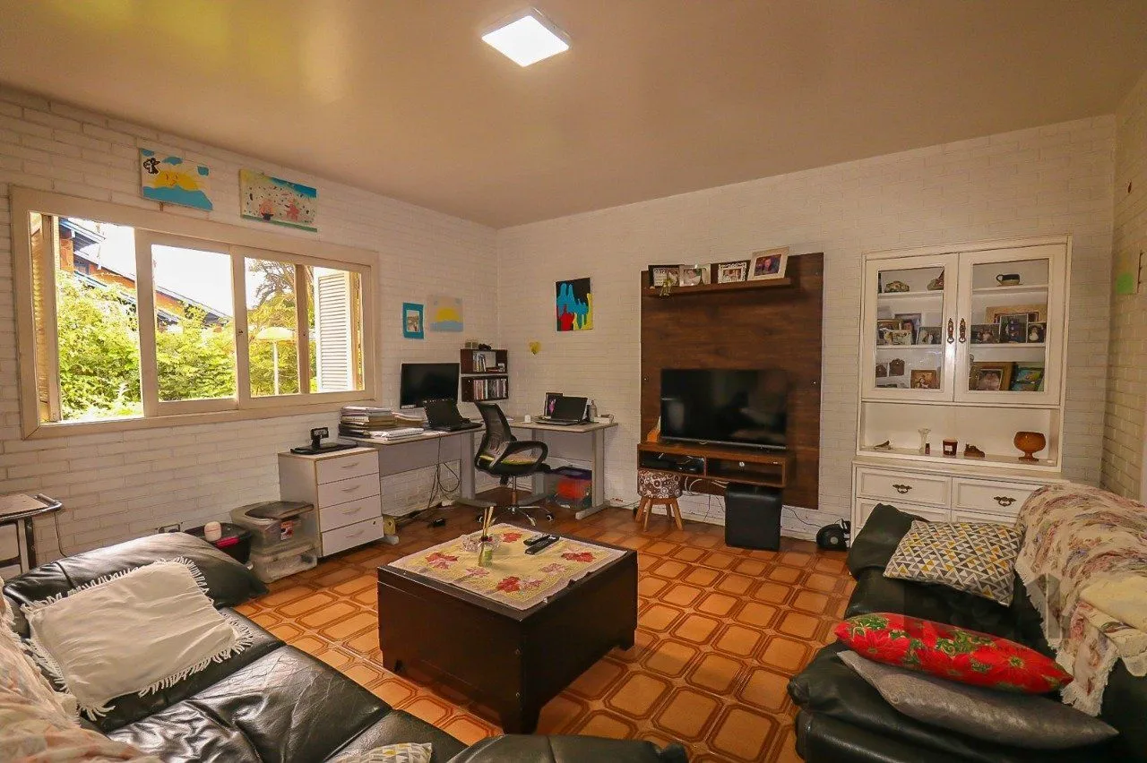 Imagem Casa com 2 quartos, vaga de garagem, churrasqueira, com 200m² privativos no centro de Esteio/RS