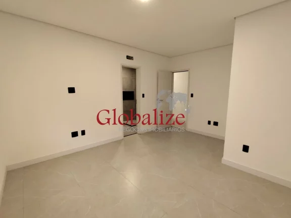 Imagem Casa sobreposta alta à venda com 280m², 3 suites, quadra da praia por R$1.940.000,00 no Embaré em Santos