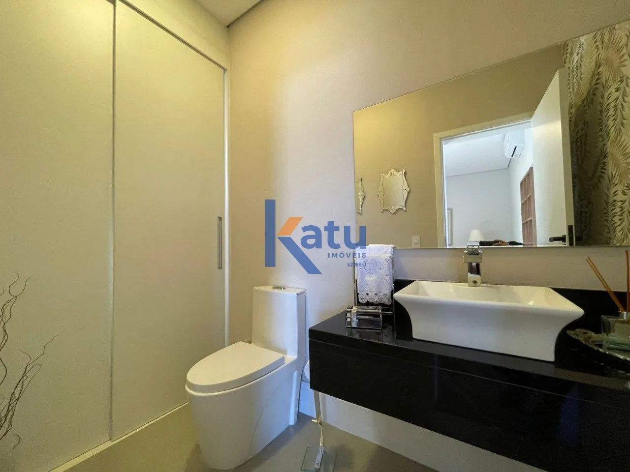 Imagem Descubra esta encantadora casa em condomínio no Jardim Ermida I, Jundiaí. Com 217 m² de área pri...