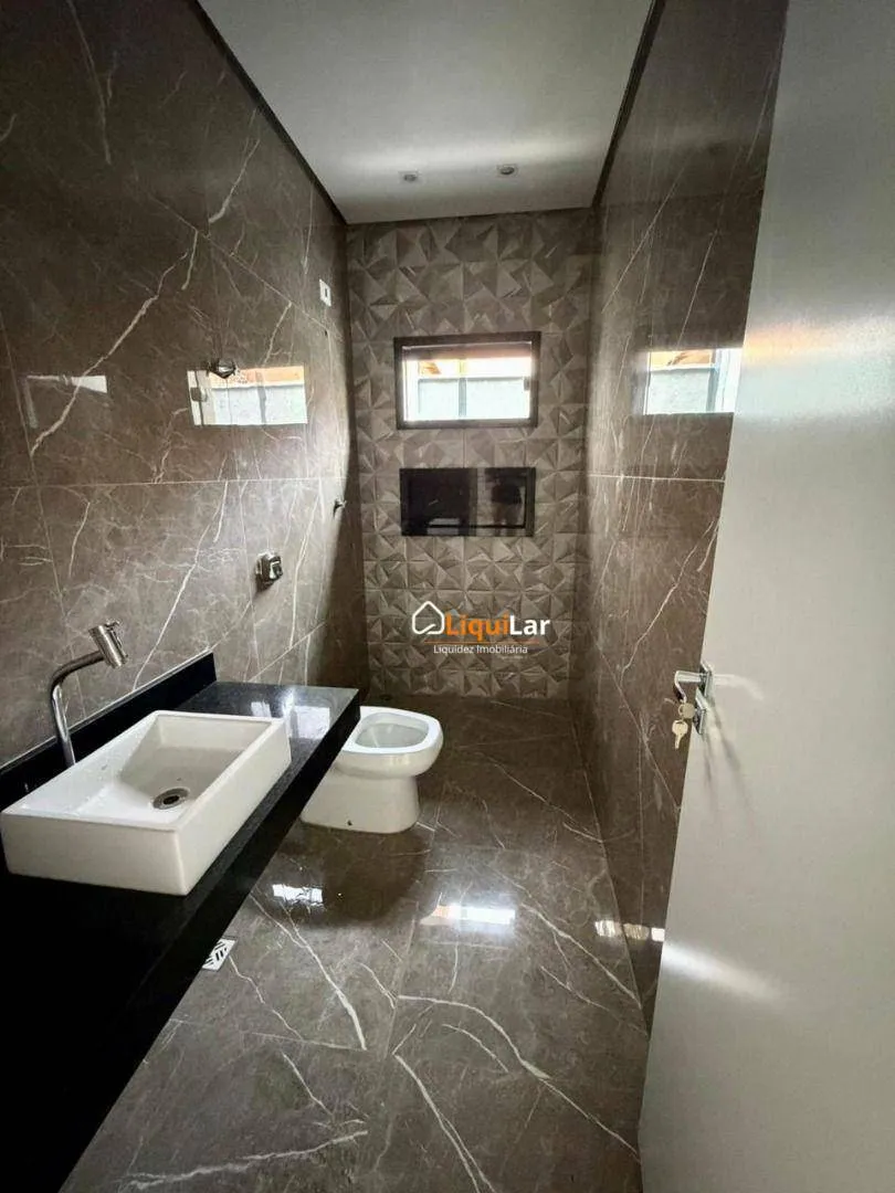 Imagem Casa à Venda no Bairro Tiradentes com 3 Quartos, Suíte e Área Gourmet Próxima à Lagoa Itatiaia