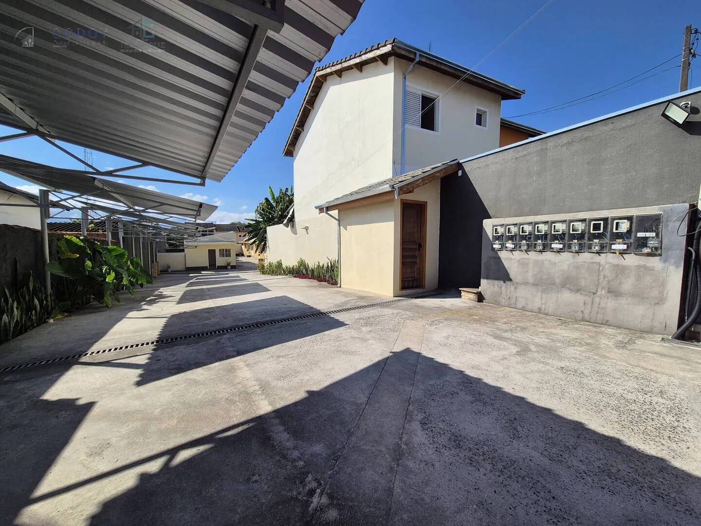 Imagem Casa em Condomínio Fechado com Suíte, Quintal e Garagem Coberta