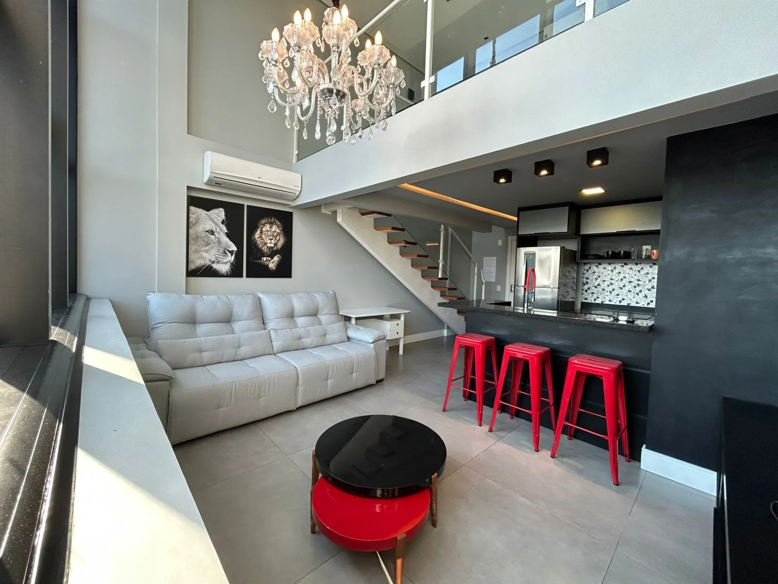 Imagem Apartamento duplex a venda, mobiliado e decorado, planta de 57 m2 com 1 dormitório, 2 vagas e 1 depósito.