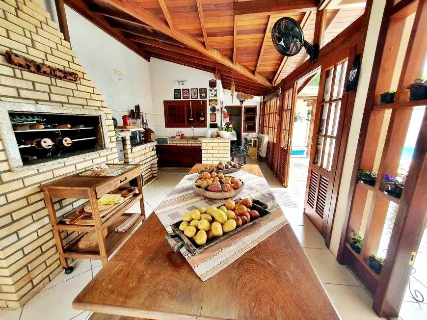 Imagem Casa à venda com 343m² I 5 Dormitórios I 2 suítes I Piscina - em Carianos Florianópolis