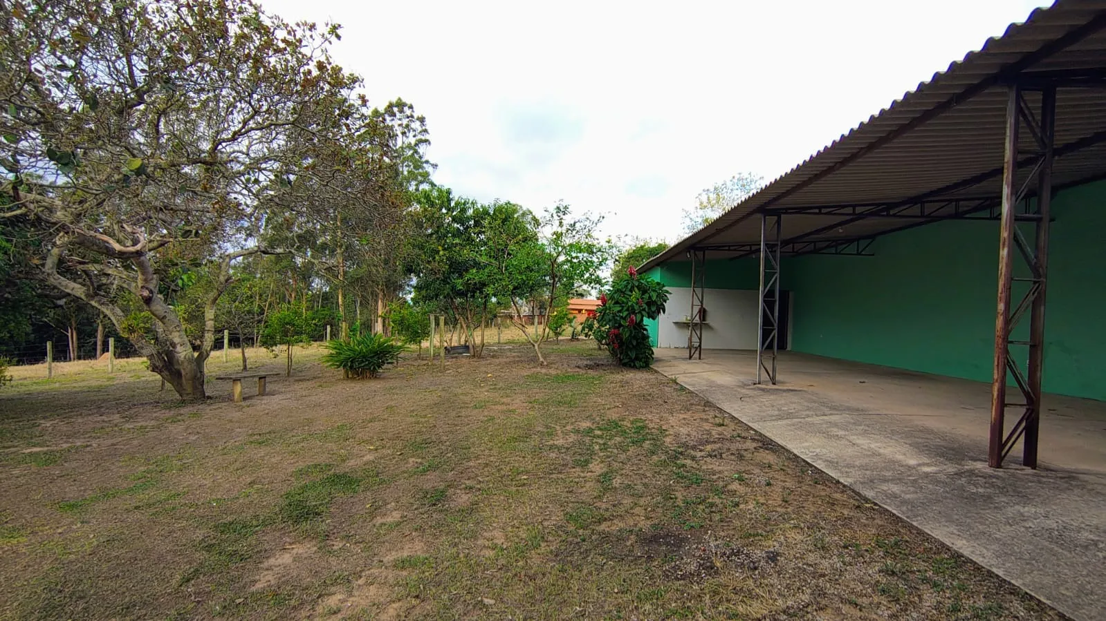 Imagem Chácara com 8925,30m² de Terreno, Casa de 204m², Barracão e Poço Caipira